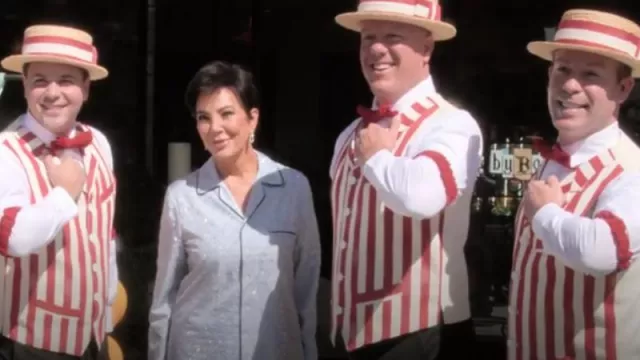 Pyjama orné de Prada porté par Kris Jenner comme on le voit dans The Kardashians (S05E01)