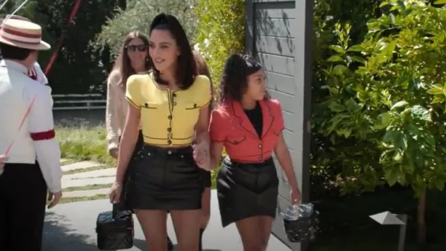 Mini-jupe en cuir portée par Kim Kardashian comme on le voit dans The Kardashians (S05E01)