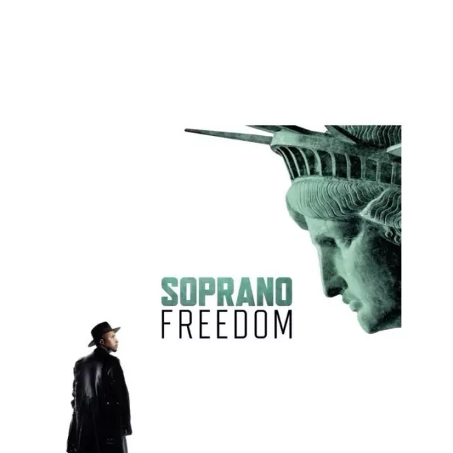 Soprano lleva un sombrero fedora negro de la marca De Bornarel en la portada de su álbum Freedom