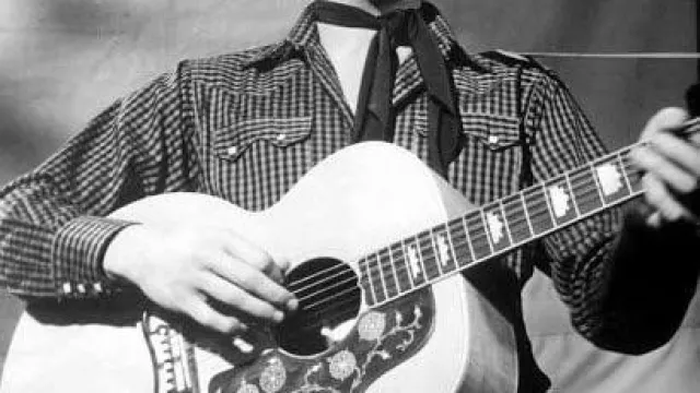 Je t’aime : Elvis Presley porte une chemise western à carreaux pour incarner Deke Rivers dans le film de 1957