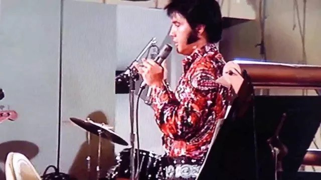 Así es: Elvis Presley lleva un cinturón con tachuelas en un estudio de grabación