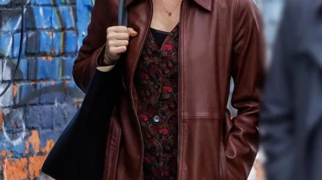 Manteau en cuir marron d’Alice (Diane Kruger) vu dans Longing