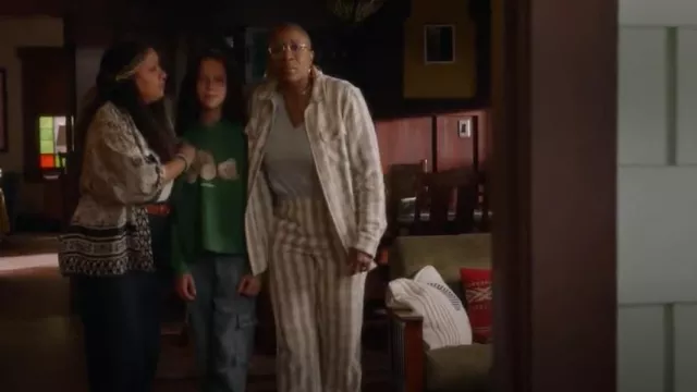 Pantalones de bola a cuadros Blue Sky Inn usados por Henrietta 'Hen' Wilson (Aisha Hinds) como se ve en 9-1-1 (S07E09)