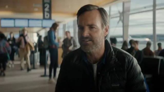 Chaqueta de suéter de plumas Patagonia usada por Gilbert (Will Forte) como se ve en Bodkin (S01E01)