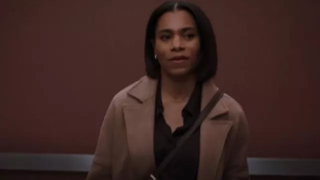 Equipment Sig­na­ture Slim Fit Silk But­ton-Up Shirt worn by Maggie Pierce (Kelly McCreary) as seen in Grey's Anatomy (S20E09)