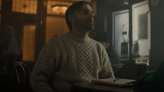 Pull en laine d’Aran en tricot torsadé pour homme porté par Gilbert (Will Forte) comme on le voit dans Bodkin (S01E06)