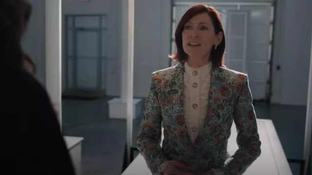 Blazer en jacquard floral Etro porté par Elsbeth Tascioni (Carrie Preston) tel qu’on le voit dans Elsbeth (S01E10)