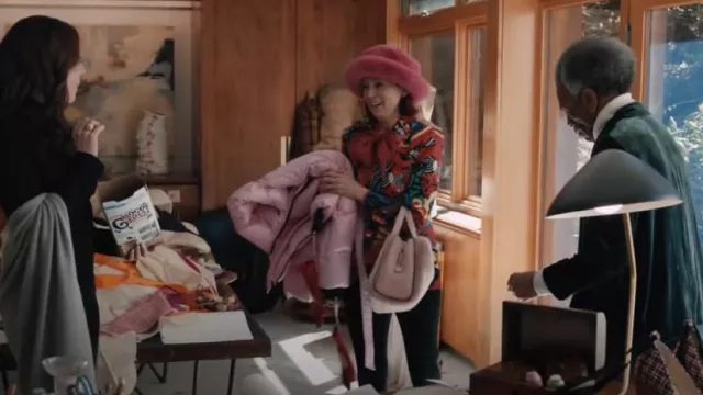 Fourre-tout moyen en fausse fourrure Kate Spade Knott porté par Elsbeth Tascioni (Carrie Preston) comme on le voit dans Elsbeth (S01E10)