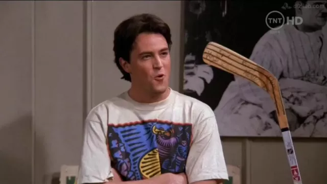 Friends : le t-shirt "Blue Louie" porté par Chandler Bing (Matthew Perry) dans la saison 1, épisode 14