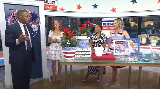 Sandales compensées espadrilles Stuart Weitzman Nudistia en or clair portées par Shannon Doherty comme on le voit dans Today le 23 mai 2024