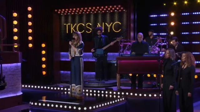 La DoubleJ Placee Printed Palazzo Pants usado por Kelly Clarkson como se ve en The Kelly Clarkson Show el 24 de mayo de 2024