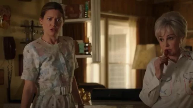 Robe à fleurs pastel vintage portée par Mary Cooper (Zoe Perry) comme on le voit dans Young Sheldon (S07E14)