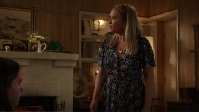 & Other Stories Robe midi à manches flottantes portée par Mandy McAllister (Emily Osment) comme on le voit dans Young Sheldon (S07E14)