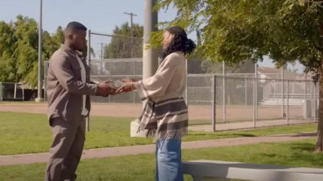 Poncho con cierre de botón Jez Sand para mujer Max Mara usado por Grace James (Karimah Westbrook) como se ve en All American (S06E09)