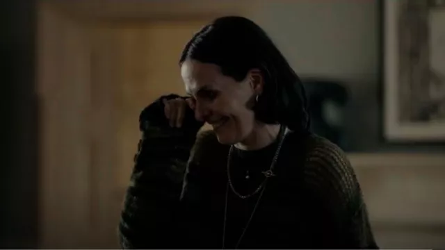 Pull en tricot ouvert à rayures Zara porté par Phoebe Bournett (Leanne Best) comme on le voit dans Insomnia (S01E02)
