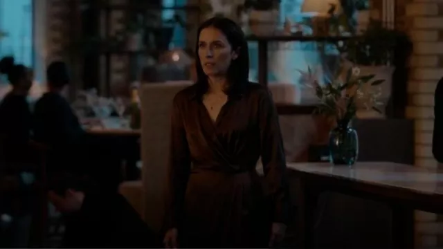 Robe chemise midi en satin de soie Reformation Lyon portée par Emma Averill (Vicky McClure) comme on le voit dans Insomnia (S01E02)