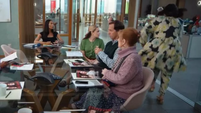 Chaussures Loeffler Randall Camellia Gold portées par Molly Novak (Maya Rudolph) comme on le voit dans Loot (S02E10)