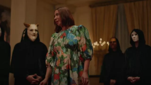 Robe Stine Goya Elizabeth dans le jardin impressionniste portée par Molly Novak (Maya Rudolph) comme on le voit dans Loot (S02E10)