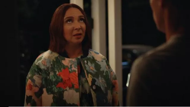 Manteau Beth de Stine Goya dans le jardin impressionniste porté par Molly Novak (Maya Rudolph) comme on le voit dans Loot (S02E10)
