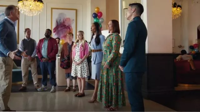 Sandales Hermès Oasis portées par Molly Novak (Maya Rudolph) comme on le voit dans Loot (S02E10)