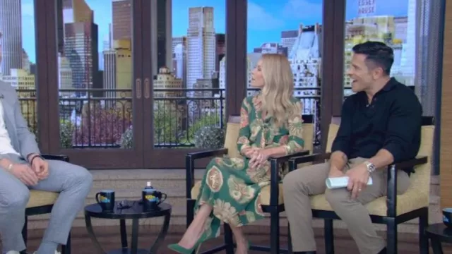 Vestido midi de crepé de seda estampado plisado de Gucci usado por Kelly Ripa como se vio en VIVO con Kelly y Mark el 24 de mayo de 2024
