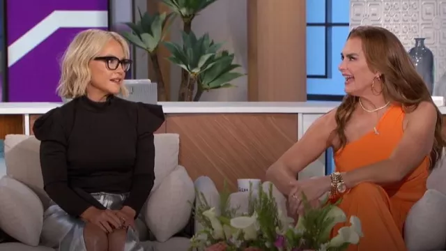 Falda Staud Oaklyn usada por Rachael Harris como se ve en The Talk el 17 de mayo de 2024