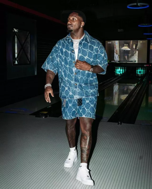 Short Louis Vuitton en jean Monogram résille bleu porté par Deebo Samuel sur le compte Instagram @blitzfits
