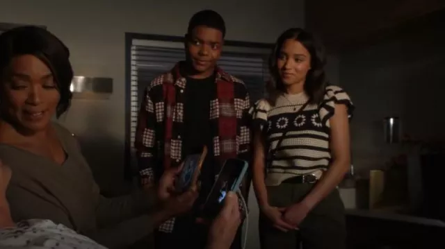 Rails Penelope Flutter Sleeve Sweater porté par May Grant (Corinne Massiah) comme on le voit dans 9-1-1 (S07E10)