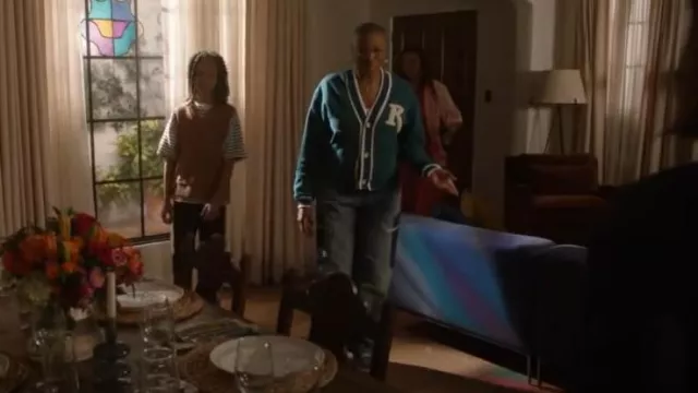 Jeans amples ornés d’un écusson Palm Angels porté par Henrietta 'Hen' Wilson (Aisha Hinds) comme on le voit dans 9-1-1 (S07E10)