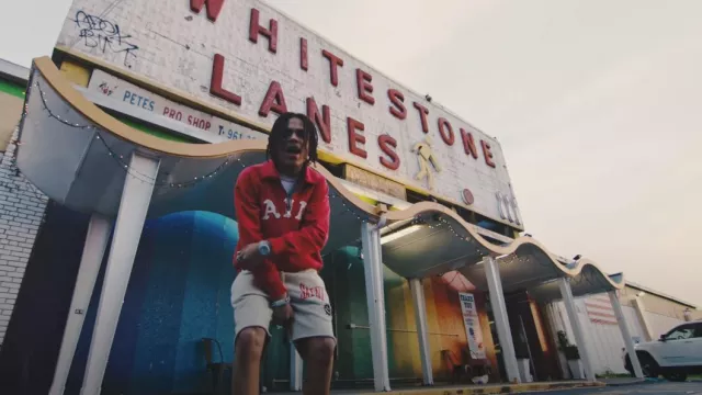 Atuendos de Sugarhill Ddot: Saint Michael Grey & Red Saint Sweatshorts usados por Amercian Rapper en el video musical Like This