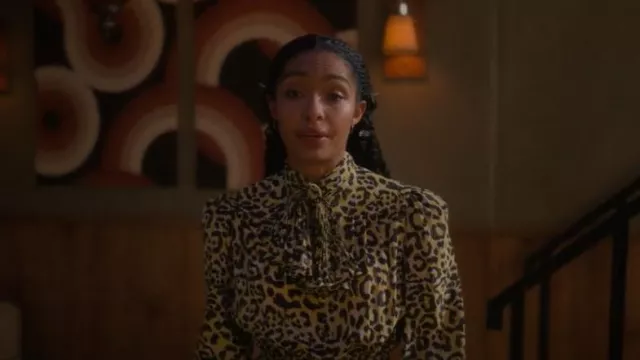Chemisier Gucci à col noué porté par Zoey Johnson (Yara Shahidi) comme on le voit dans grown-ish (S06E18)