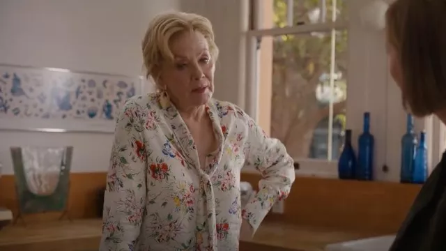 Rosetta Getty Scarf-Neck Floral-Print Blouse worn by Deborah Vance (Jean Smart) as seen in Hacks (S03E09)