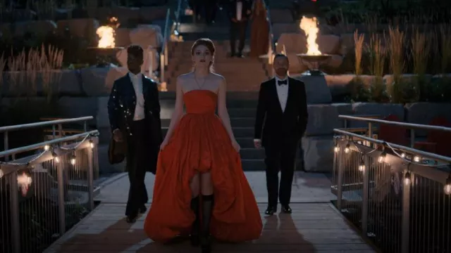 Oscar De La Renta Vestido de Tafetán Drapeado usado por Harriet Manners (Emily Carey) como se ve en Geek Girl (T01E06)