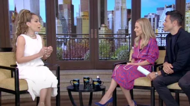 Falda midi de punto 3-D Linkage de Issey Miyake usada por Sunny Hostin como se vio en VIVO con Kelly y Mark el 30 de mayo de 2024