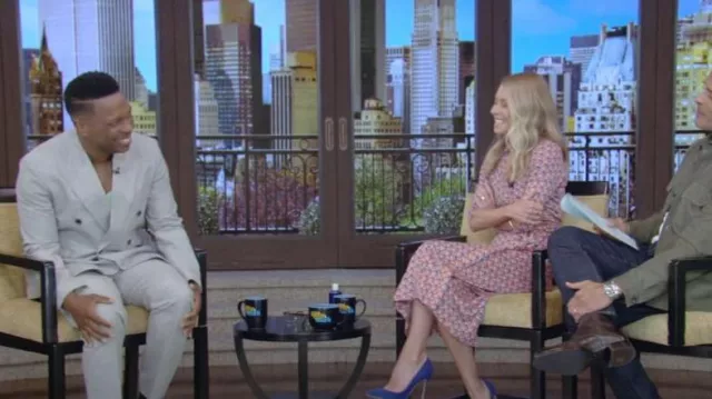 Camiseta sin mangas acanalada bordada con el logotipo de Versace usada por Leslie Odom Jr. como se vio en LIVE with Kelly and Mark el 3 de junio de 2024
