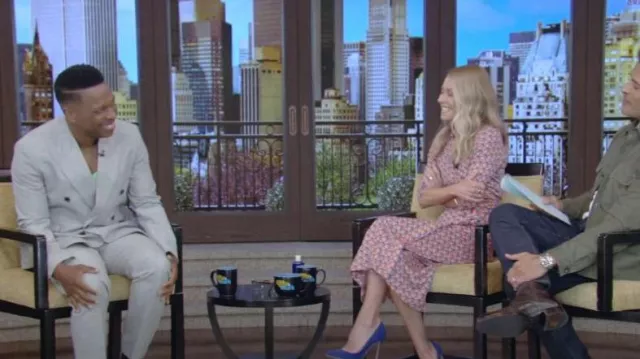 Manteau de sport à double boutonnage Versace Melange porté par Leslie Odom Jr. tel que vu dans LIVE with Kelly and Mark le 3 juin 2024
