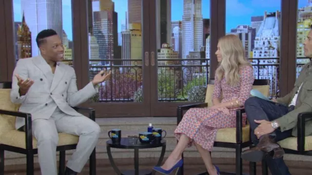 Pantalon slim ajusté Versace porté par Leslie Odom Jr. tel que vu dans LIVE with Kelly and Mark le 3 juin 2024