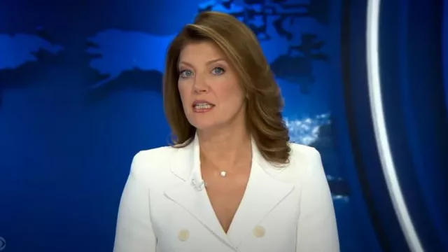 Blazer a medida de punto crepé de Scanlan Theodore usado por Norah O'Donnell como se ve en CBS Evening News el 31 de mayo de 2024