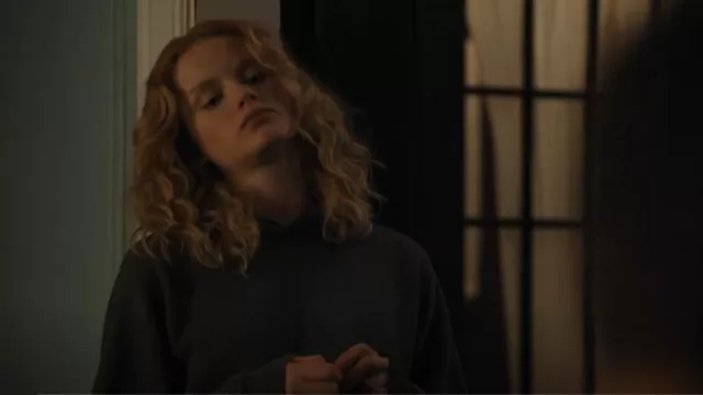 Sweat à capuche classique Skims en frêne porté par Iris (Emma Laird) comme on le voit dans Mayor of Kingstown (S03E01)