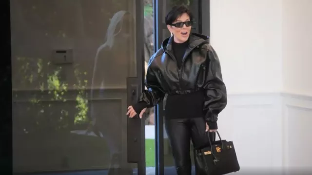 Veste courte oversize en similicuir Khy portée par Kris Jenner comme on le voit dans The Kardashians (S05E03)