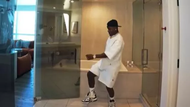 Short Nike blanc à logo « Nike Air » porté par DaBaby dans Dababy - Not Like Us Freestyle (clip officiel)