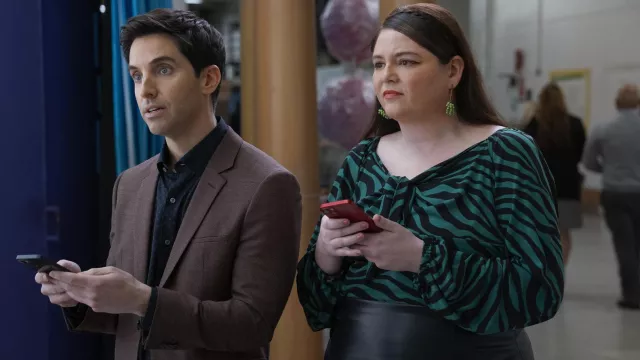 Looks de la saison 3 de Hacks : Chemisier imprimé zébré vert porté par Kayla (Megan Stalter) dans l’épisode 2