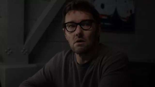 Tenues de Dark Matter : Lunettes de vue carrées Ray-Ban portées par Jason Dessen (Joel Edgerton) dans la saison 1, épisode 3