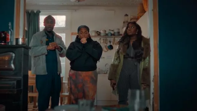Jayley Manteau midi Alina en faux daim vert avec poignets et col en fausse fourrure porté par Diana Jenkins (Cristale De’abreu) comme on le voit dans Queenie (S01E02)