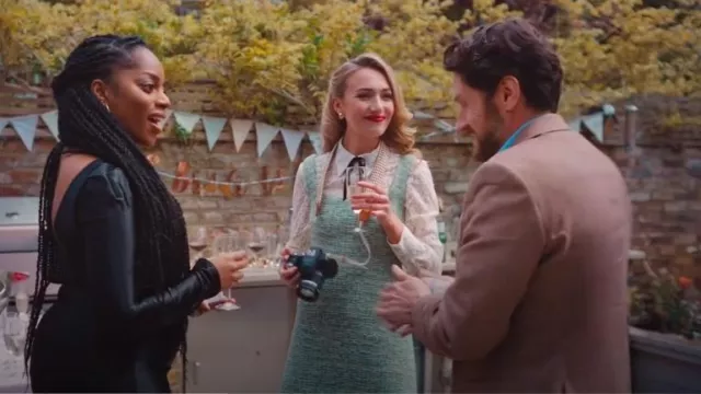 & Other Stories Mini robe trapèze en tweed portée par Darcy Pike (Tilly Keeper) comme on le voit dans Queenie (S01E02)