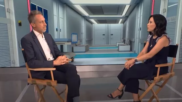 Eliza J Combinaison courte à manches larges à volants contrastés portée par Vicky Nguyen comme on le voit dans Aujourd’hui le 6 juin 2024