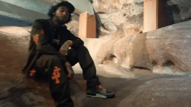 Pantalon marron Chrome Hearts avec patchs croisés orange et camouflage porté par Key Glock dans Key Glock - F**k Around & Find Out (Vidéo officielle)
