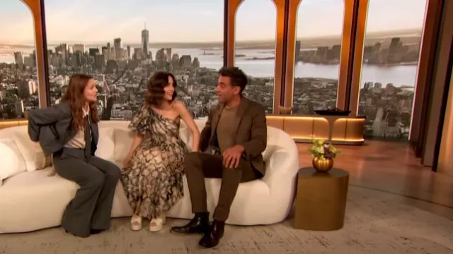Vestido midi Artemis de Ulla Johnson usado por Rose Byrne como se ve en The Drew Barrymore Show el 4 de junio de 2024