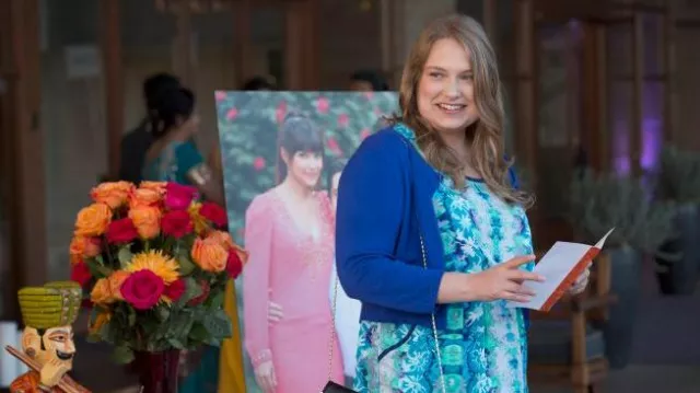 Nouvelle garde-robe de fille : Elizabeth (Merritt Wever) porte la robe d’été Mossimo en bleu dans l’épisode 25 de la saison 2