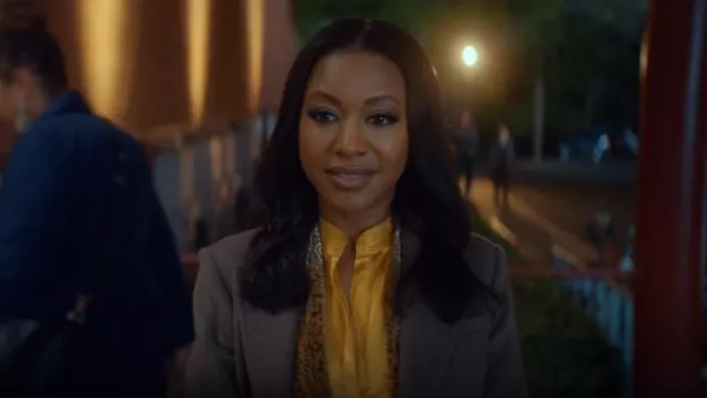 Blouse de l’Agence Bianca portée par Cass (Gabrielle Dennis) comme on le voit dans The Big Door Prize (S02E08)